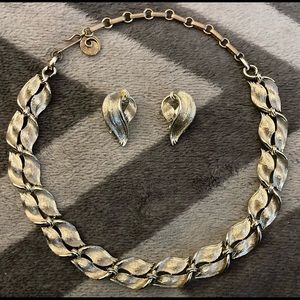 LISNER Vintage Gold Tone Feather Choker Necklace & Clip on Earrings